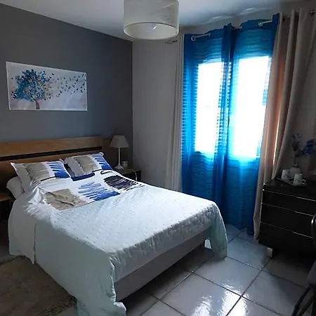 Les Amandiers לינה וארוחת בוקר 3*